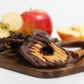 Sušené jablká macerované v škorici v mliečnej čokoláde - kvetinový vzor (130g)